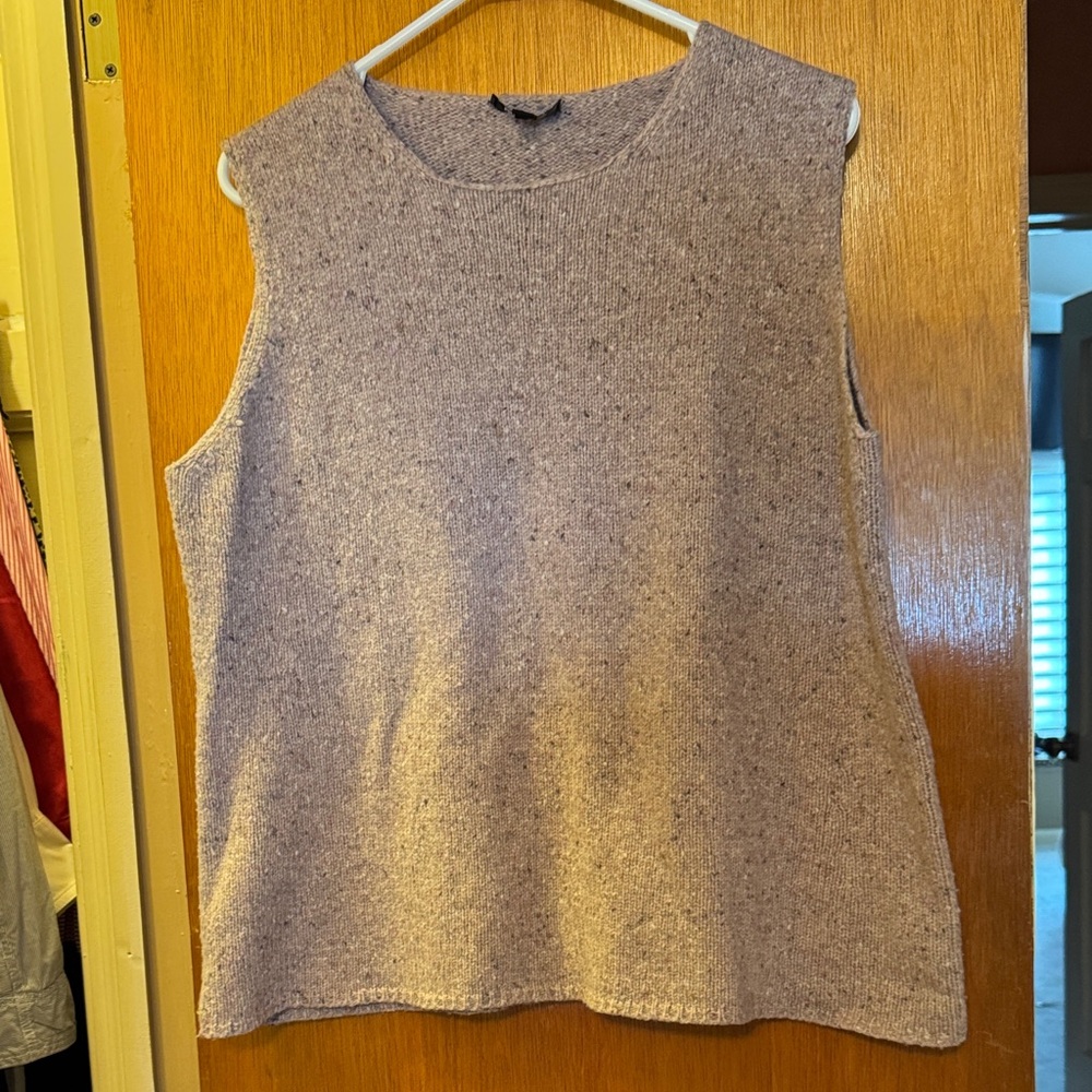 Sleeveless Heather Gray Women's Top. Shoulder to hem approx 26” wool. Pale pink